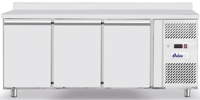 Frysebenk med oppkant bak 3 dørs 